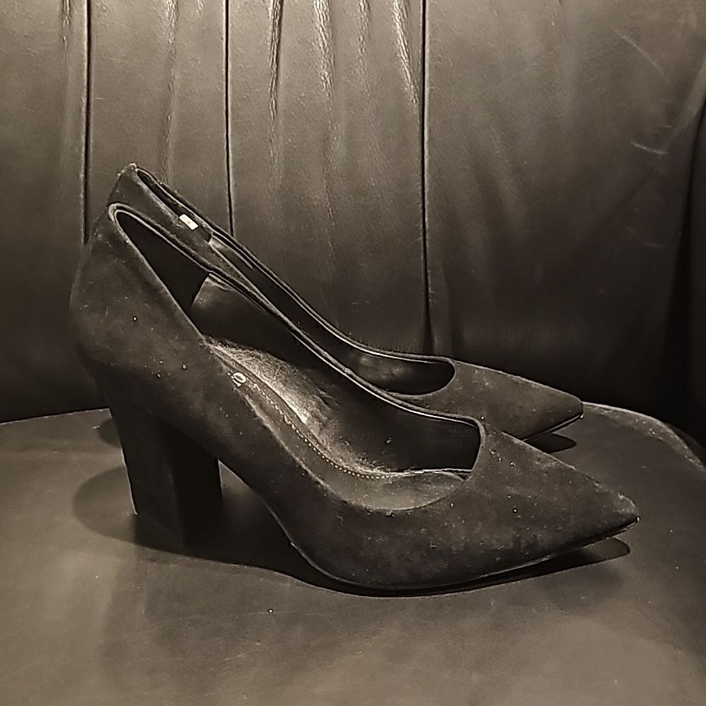 VINCE CAMUTO "Candera" Black‎ Suede Chunky Heels - Size 6M